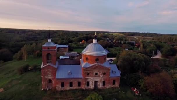 Oude kerk in het dorp van Nikola Lenivets — Stockvideo