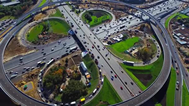 Aerial fly above complex interchange of Moscow Ring Road (MKAD). Video made with quadrocopter. — Stock Video