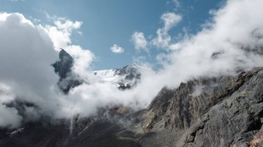 Bulutların tepesindeki dağ, yazın Altai 'de çekilen.