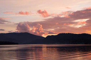 Altai 'deki Teletskoye Gölü üzerinde altın gün batımı