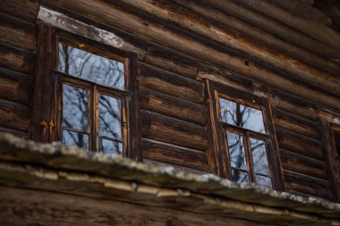 Veliky Novgorod 'daki Ahşap Mimari Müzesi' ndeki ahşap bir evin pencereleri..