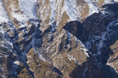 Karla kaplı dağ yamacı