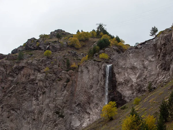 Potok Vody Malého Vodopádu Padá Hory Které Jsou Podzimní Stromy — Stock fotografie