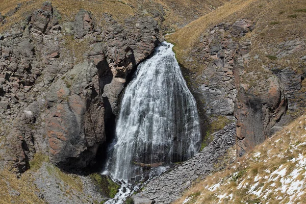 Cascata Trecce Fanciulla Nelle Montagne Del Caucaso — Foto Stock