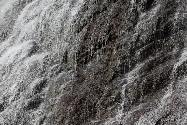 Água Cachoeira Que Flui Pela Rocha — Fotografia de Stock