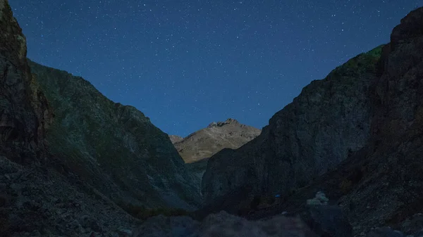 Sternenhimmel Vor Dem Hintergrund Der Kaukasusberge lizenzfreie Stockbilder