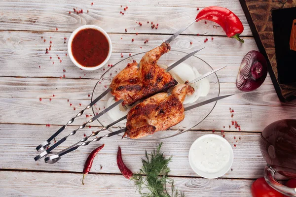 Vista superior de pinchos de pollo a la parrilla caucásicos — Foto de Stock