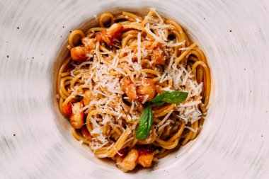 Kızarmış karides ve parmesanlı spagetti.