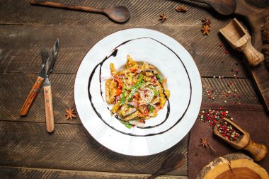 Biber ve susamlı kızarmış patates.