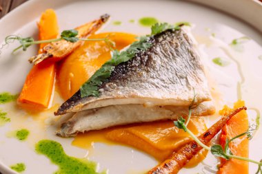 Gurme kızarmış sebzeli beyaz balık.