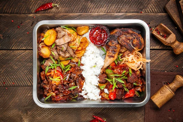 Carne asada surtida con arroz en una bandeja de metal — Foto de Stock