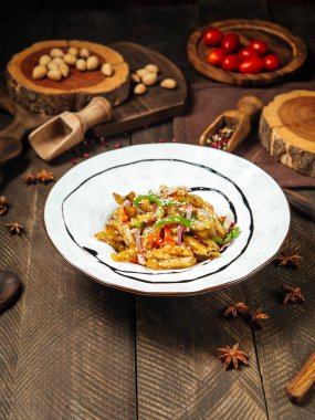 Biber ve susamlı kızarmış patates.