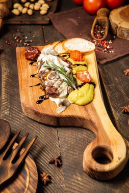 Sebzeli kremalı biftek.