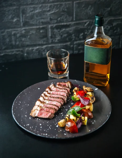 Hovězí tagliata se salátem a whisky — Stock fotografie