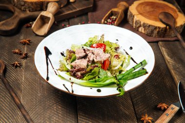 Taze marullu ton balığı salatası. 