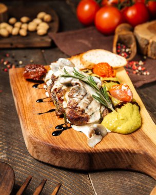 Sebzeli kremalı biftek.