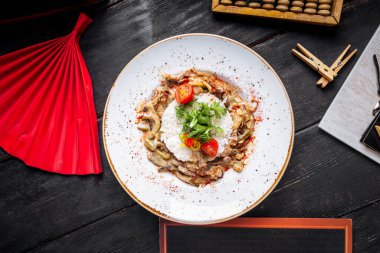 Kızarmış tavuk, dolmalık biber ve pirinç garnitürlü.