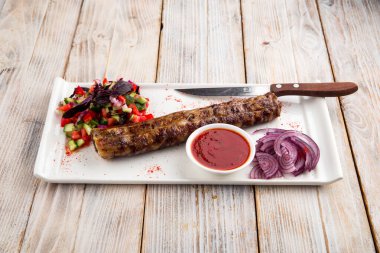 Sebze salatası ve kırmızı soslu sığır eti.