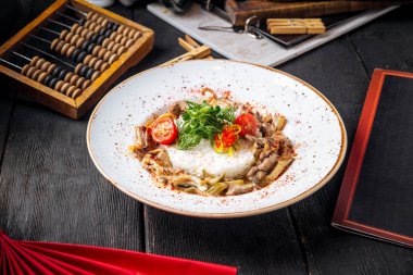 Kızarmış tavuk, dolmalık biber ve pirinç garnitürlü.