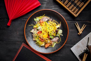 Sebzeli ve mantarlı biftek salatası.