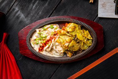 Kızarmış patates ve tavada haşlanmış tavuk.