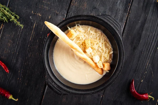 Kremalı çorba, kraker ve rendelenmiş peynir. — Stok fotoğraf