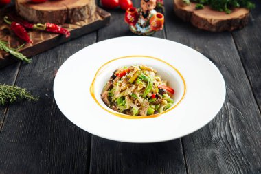 Sebzeli ve biftekli Udon eriştesi