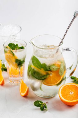 Sürahi ve bardakta limonata üzerine yan görüş