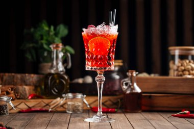 Bardaktaki gurme kırmızı kokteylde yan görünüm