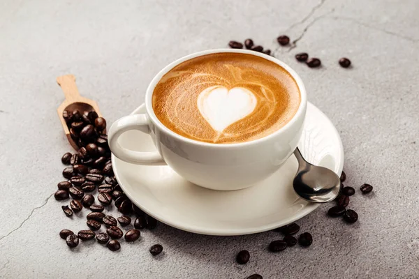 Kopi cappuccino yang dihias dalam cangkir putih — Stok Foto