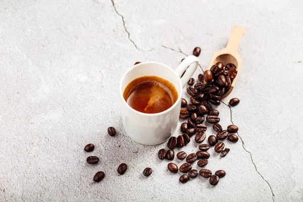 Café expresso em uma caneca branca — Fotografia de Stock