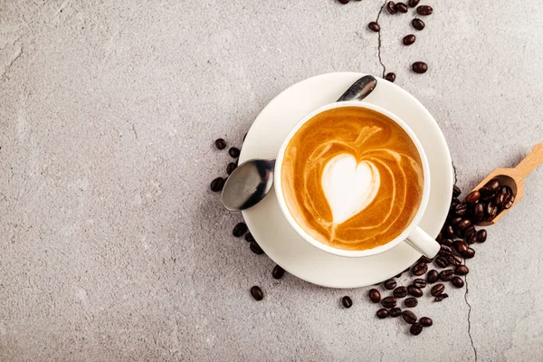 Café cappuccino decorado em uma xícara branca — Fotografia de Stock