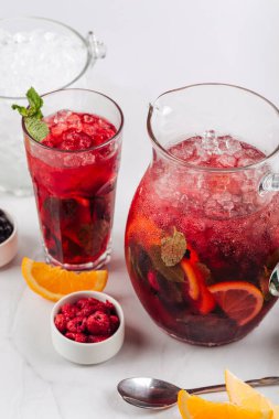 Nane ve portakallı taze ahududu limonatası.