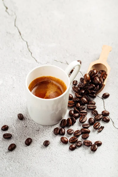 Espresso káva v bílém hrnku s fazolemi — Stock fotografie