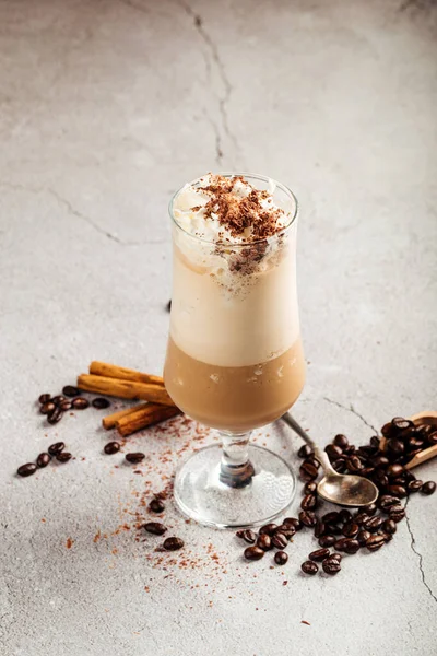 Glace au café dans un verre avec haricots et cannelle — Photo