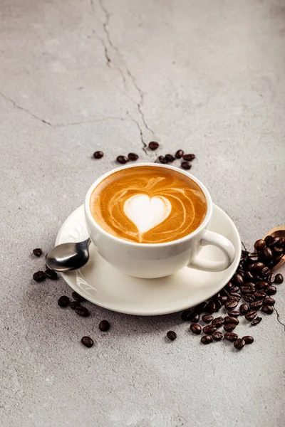 Café Cappucino com arte de forma de coração em copo branco — Fotografia de Stock
