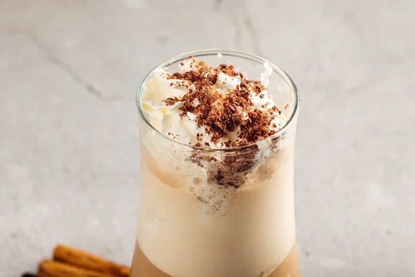 Glace de café dans un verre sur le fond de béton — Photo