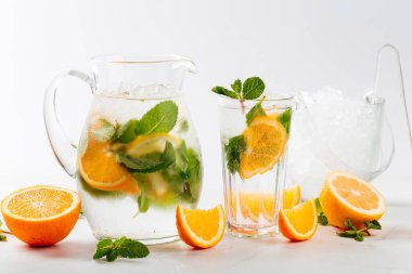 Sürahi ve bardakta limonata üzerine yan görüş