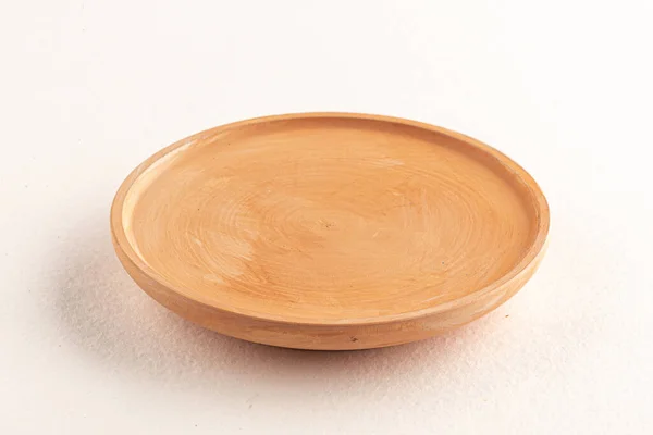 Бежева дерев'яна тарілка ізольована на білому — стокове фото