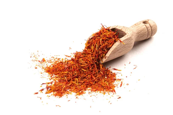 Tahta bir kepçenin içindeki izole safran yığını.