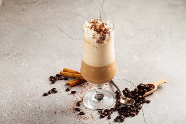 Fasulye ve tarçınlı buzlu kahve.