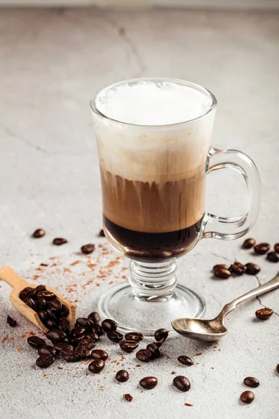 Café moccacino con chocolate en una taza de vidrio —  Fotos de Stock