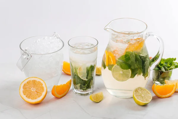 Vista lateral sobre limonada en jarra y vaso — Foto de Stock
