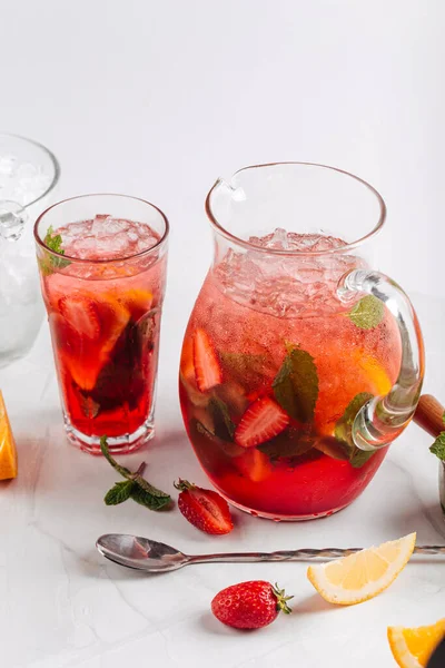 Gass et cruche de limonade fraise fraîche et rouge — Photo