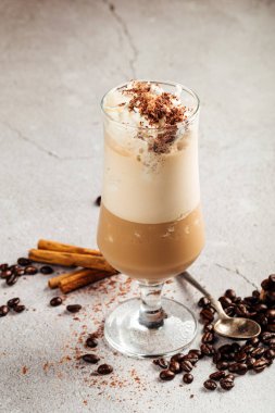 Fasulye ve tarçınlı buzlu kahve.