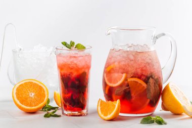 Kırmızı böğürtlenli limonata ve bardakta yan görünüm