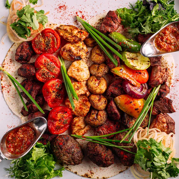 Sebzeli ve soslu ızgara et.