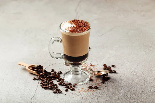 Café Mocaccino dans une tasse en verre avec des haricots — Photo