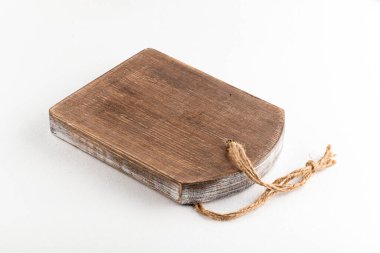 İzole edilmiş ahşap kesme tahtasında yan görünüm