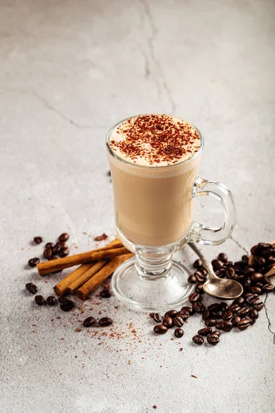 Decorated coffee latte with cacao in a glass mug — Stock Photo, Image